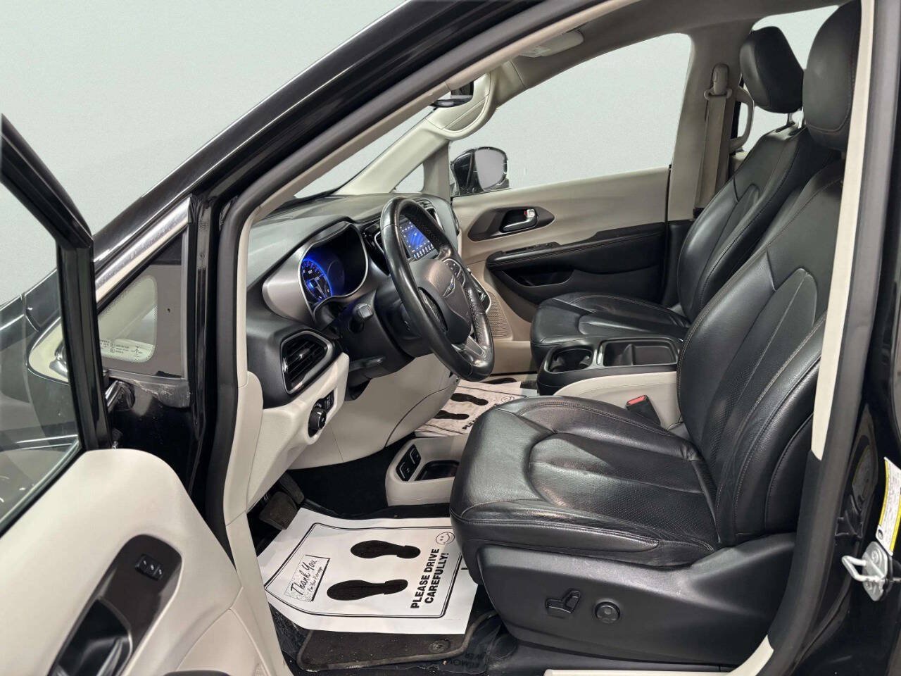 Used 2020 Chrysler Pacifica Touring-L FWD image 12