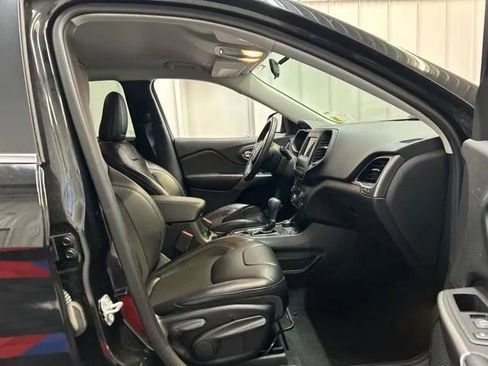 Used 2019 Jeep Cherokee Latitude Plus w/ Cold Weather Group AWD/4WD image 18