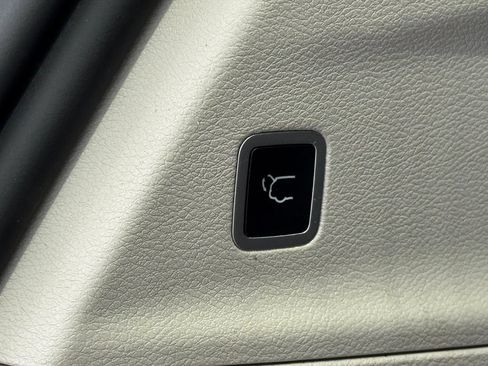 Used 2023 Chrysler Pacifica Touring-L FWD image 32