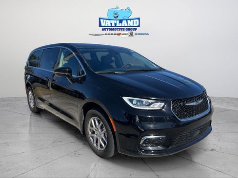 Certified 2024 Chrysler Pacifica Touring-L image 7