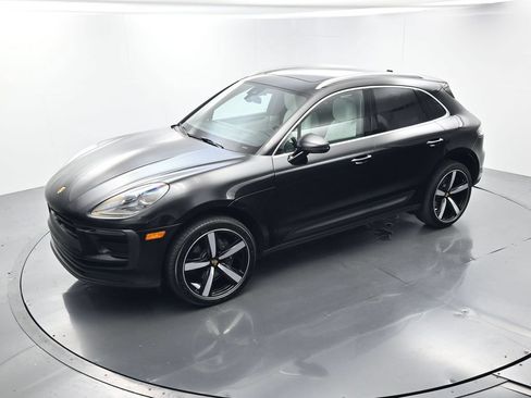 Certified 2025 Porsche Macan AWD/4WD image 34