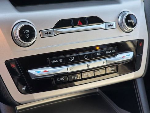 Used 2022 Ford Explorer XLT image 29