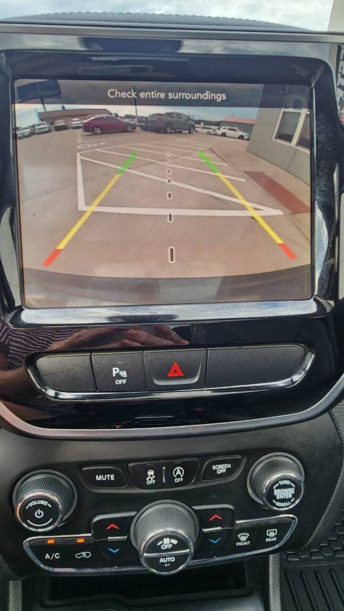 Used 2019 Jeep Cherokee Limited AWD/4WD image 16