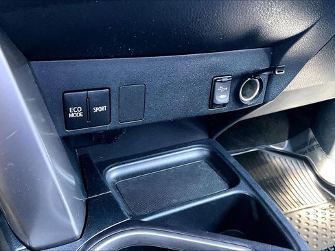 Used 2018 Toyota RAV4 LE w/ All Weather Liner Package FWD image 33