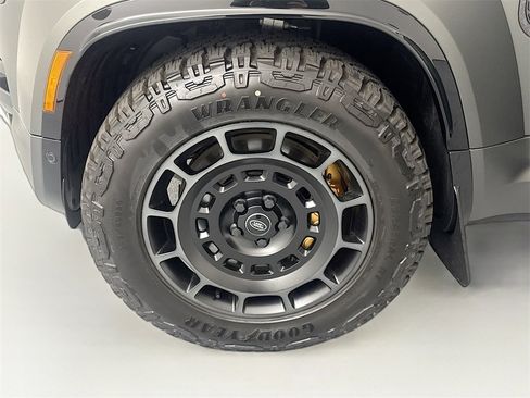 Used 2025 Land Rover Defender 110 image 31