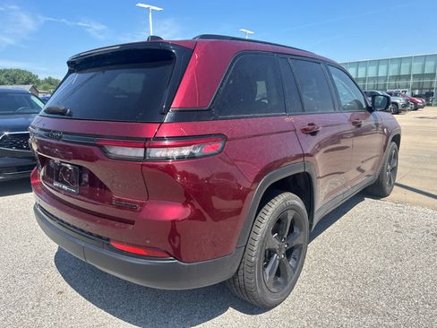 Used 2023 Jeep Grand Cherokee Limited w/ Black Appearance Package AWD/4WD image 5