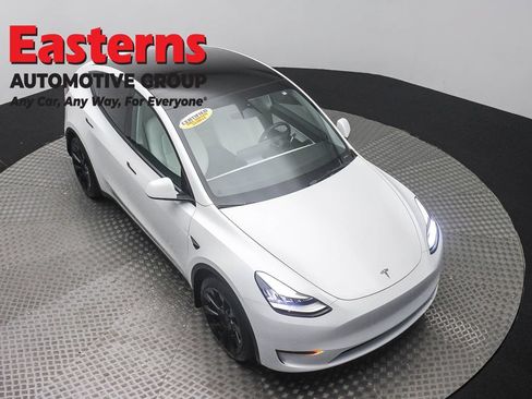 Used 2022 Tesla Model Y Long Range AWD/4WD image 3