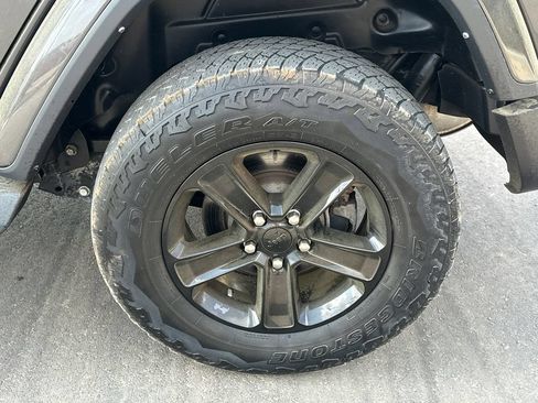 Used 2022 Jeep Wrangler Unlimited Sahara AWD/4WD image 19