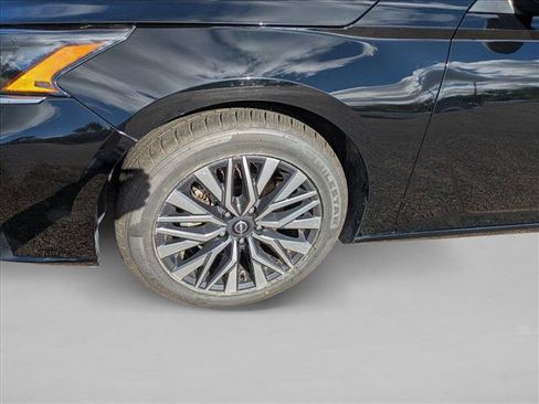 Used 2024 Nissan Altima 2.5 SV FWD image 10