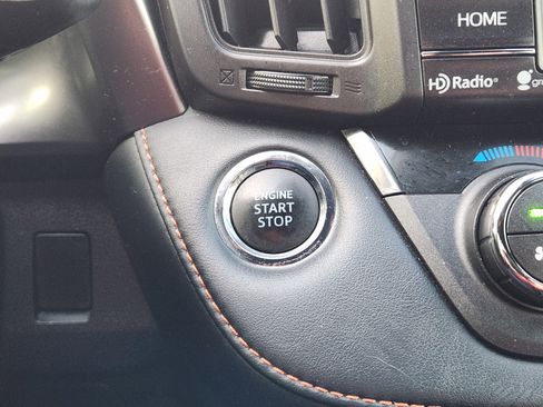 Used 2018 Toyota RAV4 SE image 22