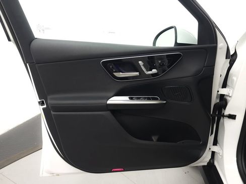 Used 2025 Mercedes-Benz GLC 350e 4MATIC image 5