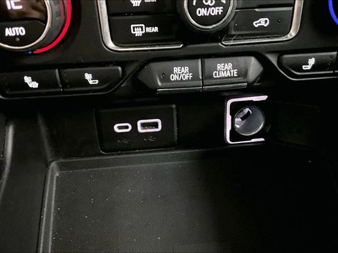 Used 2021 Chevrolet Suburban Z71 image 16