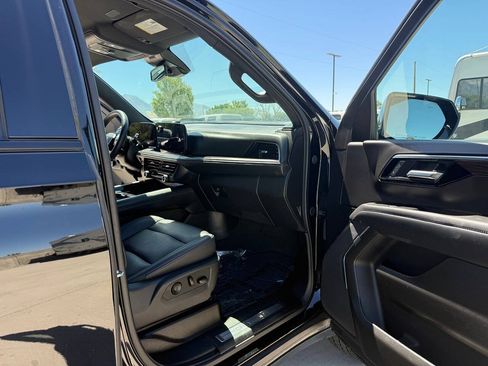 Used 2025 Chevrolet Suburban Z71 AWD/4WD image 24