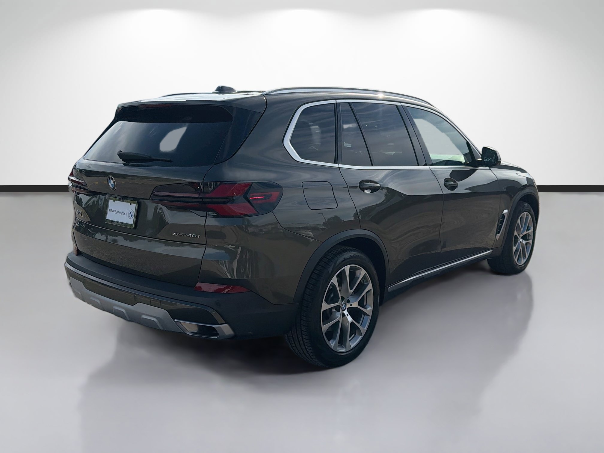Used 2024 BMW X5 xDrive40i w/ Premium Package AWD/4WD image 3