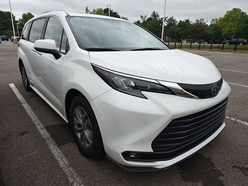 Used 2025 Toyota Sienna XLE AWD/4WD image 3