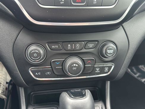 Used 2021 Jeep Cherokee Latitude Plus image 25