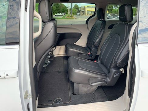 Used 2024 Chrysler Pacifica Touring-L AWD/4WD image 22