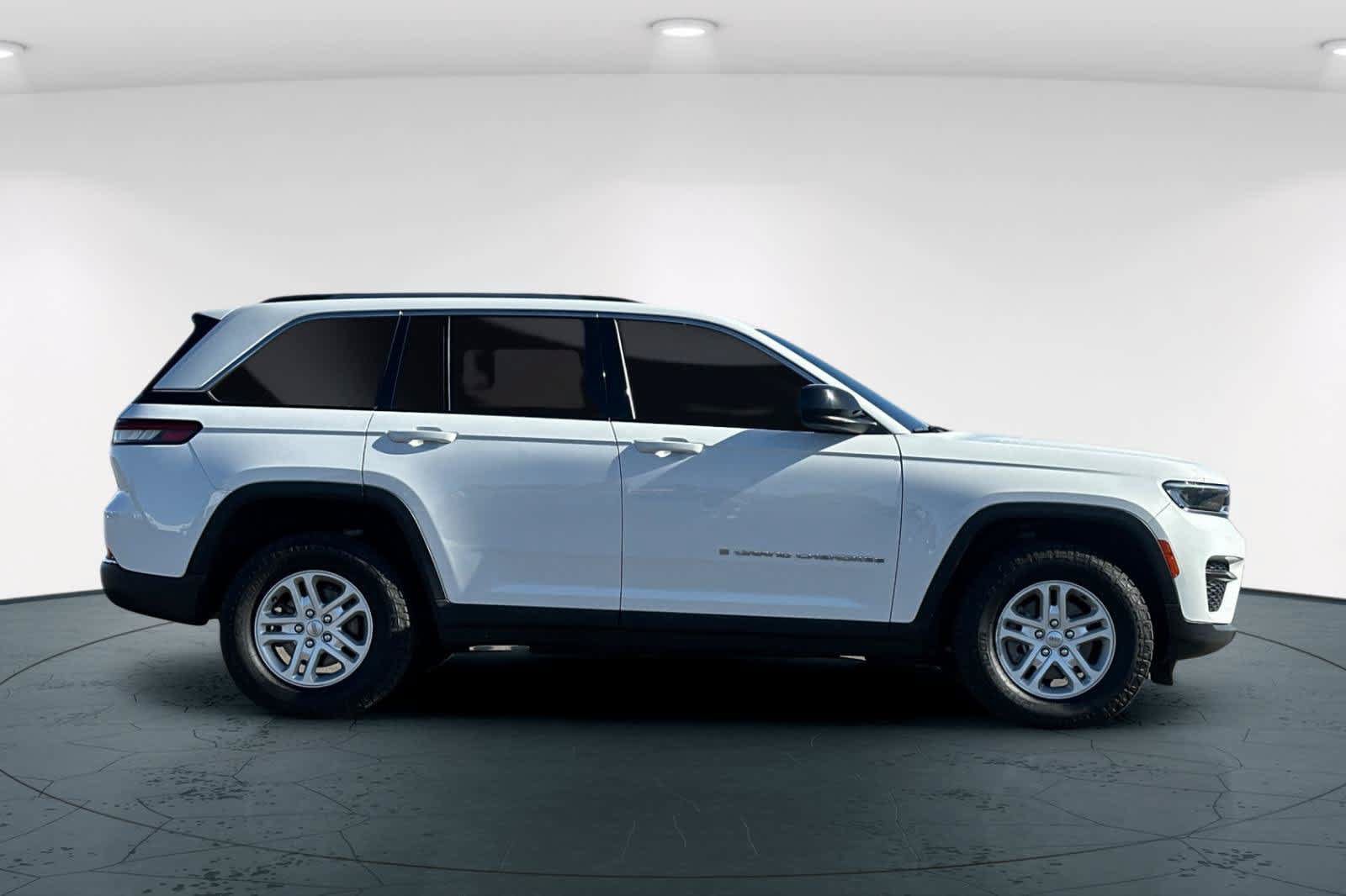 Used 2023 Jeep Grand Cherokee Laredo w/ Trailer Tow Prep Group (B) AWD/4WD image 6