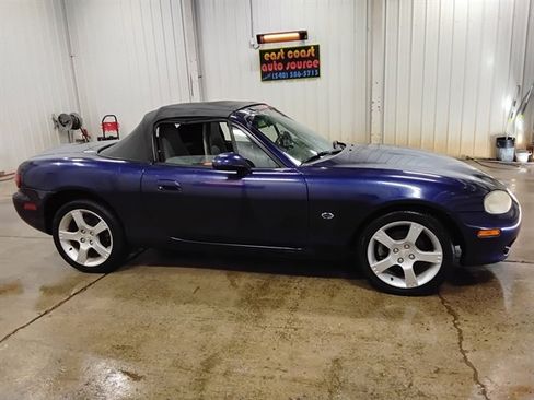 Used 2003 MAZDA MX-5 Miata RWD image 2