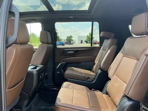 Used 2025 Chevrolet Suburban High Country AWD/4WD image 36