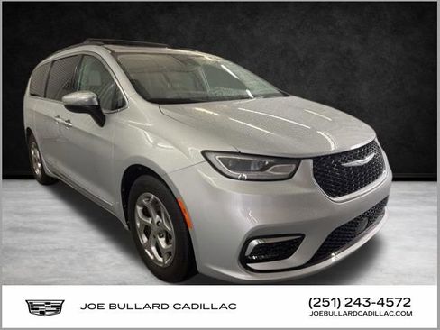 Used 2023 Chrysler Pacifica Limited FWD image 1