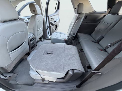 Used 2021 Chevrolet Traverse LT image 12