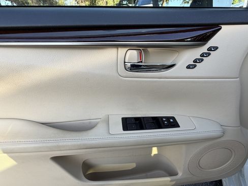 Used 2014 Lexus ES 350 w/ Luxury Package FWD image 13
