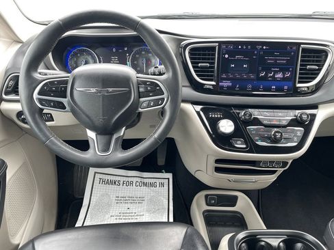 Used 2023 Chrysler Pacifica Touring-L FWD image 19