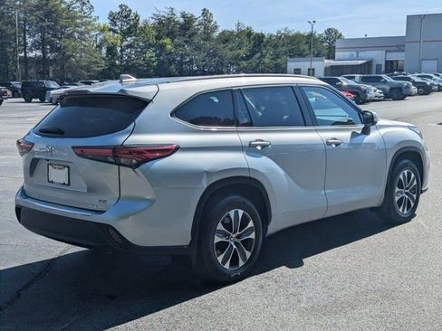 Used 2022 Toyota Highlander XLE AWD/4WD image 7