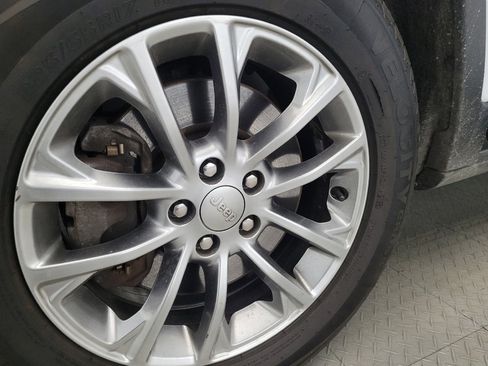 Used 2019 Jeep Cherokee Latitude Plus w/ Comfort/Convenience Group image 31