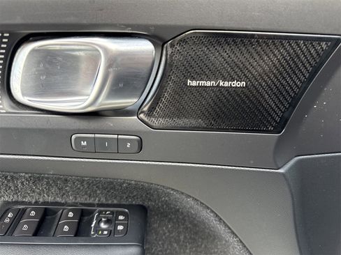 Used 2019 Volvo XC40 T4 R-Design image 18