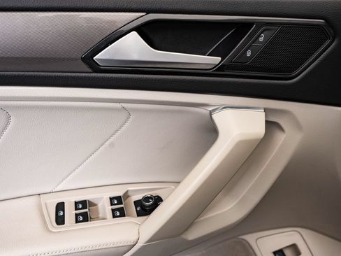 Used 2023 Volkswagen Tiguan SE w/ Panoramic Sunroof Package FWD image 26