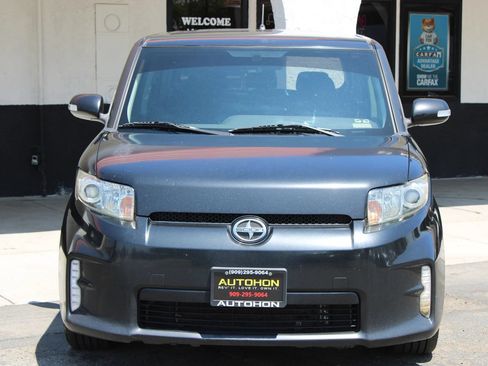 Used 2014 Scion xB FWD image 2