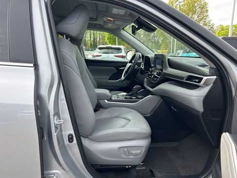 Used 2025 Toyota Highlander XLE AWD/4WD image 17