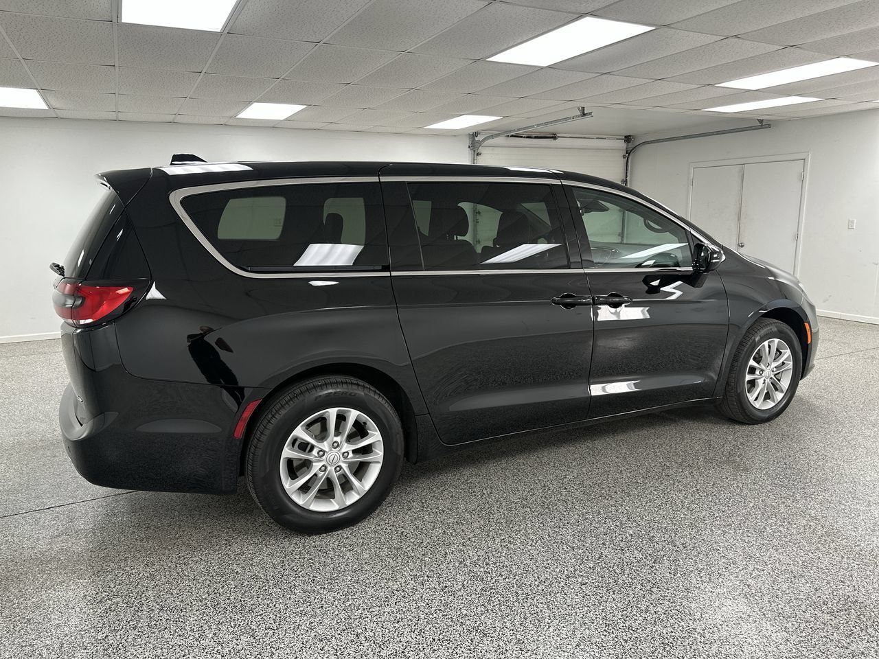 Used 2026 Chrysler Pacifica Select AWD/4WD image 8
