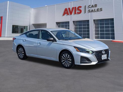 Used 2025 Nissan Altima 2.5 SV FWD image 3