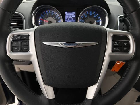 Used 2015 Chrysler Town & Country Touring image 17