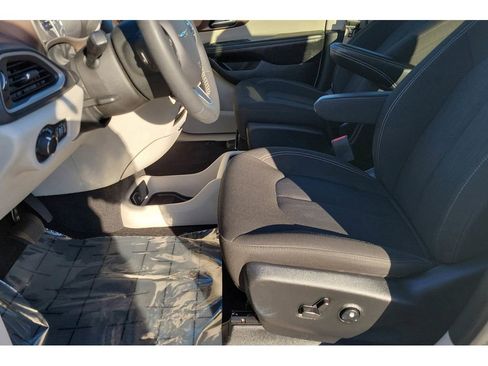 Used 2023 Chrysler Voyager LX image 13