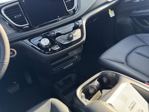 New 2026 Chrysler Pacifica Select AWD/4WD image 10