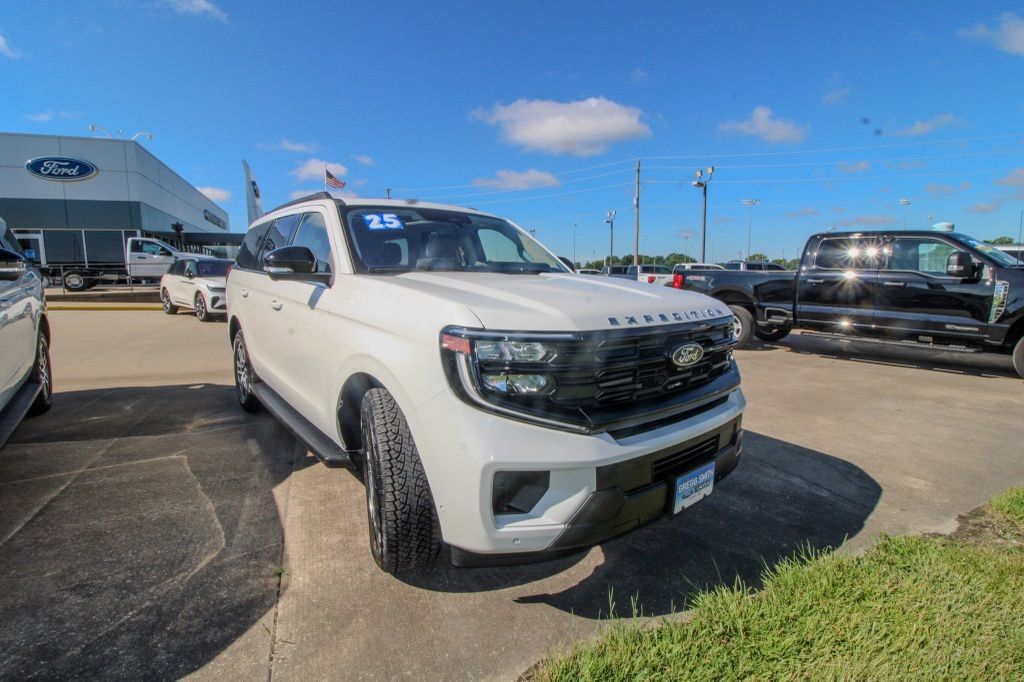 Used 2025 Ford Expedition Active AWD/4WD image 2