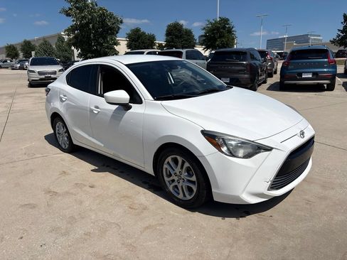 Used 2018 Toyota Yaris iA FWD image 3