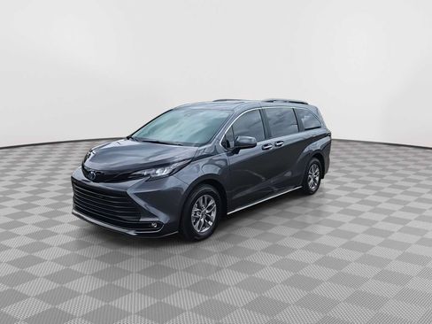 Used 2025 Toyota Sienna XLE w/ XLE Plus Package FWD image 4
