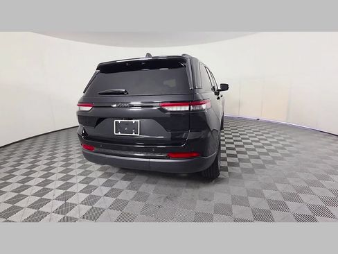 Used 2025 Jeep Grand Cherokee Altitude RWD image 39