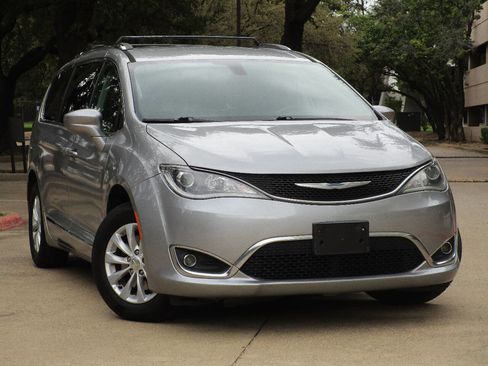 Used 2018 Chrysler Pacifica Touring-L image 1