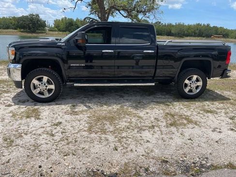 Used 2018 GMC Sierra 2500 SLE w/ SLE Preferred Package AWD/4WD image 4