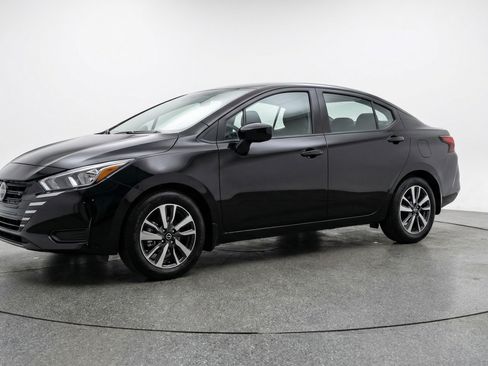 Used 2025 Nissan Versa SV image 3