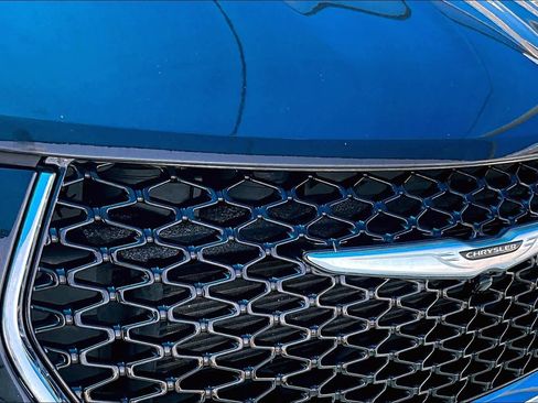 Used 2023 Chrysler Pacifica Touring-L image 30