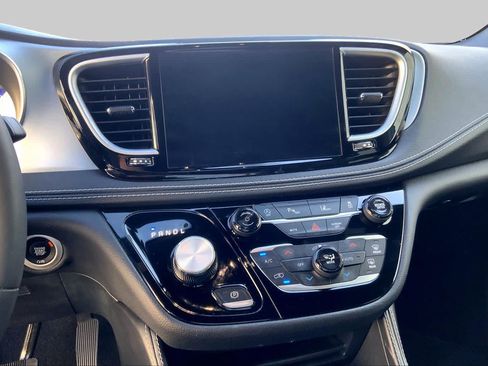 Used 2025 Chrysler Pacifica Limited FWD image 7
