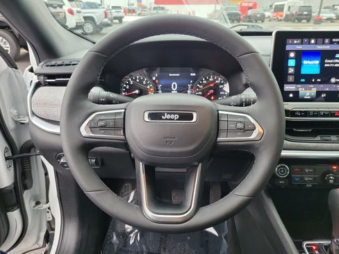 Used 2023 Jeep Compass Latitude image 21