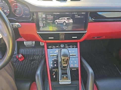 Used 2020 Porsche Cayenne S image 6